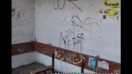 La fille ne se soucie pas de sucer un membre dans les lieux publics