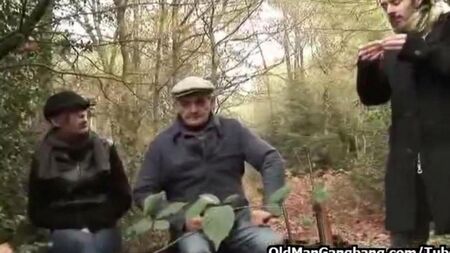 Papa et son fils ont violé sa fille et sa sœur dans la forêt