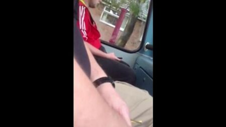 Même dans le bus pouvait secouer sa bite
