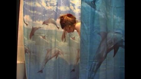 Installé une caméra cachée dans la salle de bain et tiré sa femme nue sur la vidéo