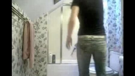 Une caméra cachée dans les toilettes a attrapé ce dont j'ai besoin