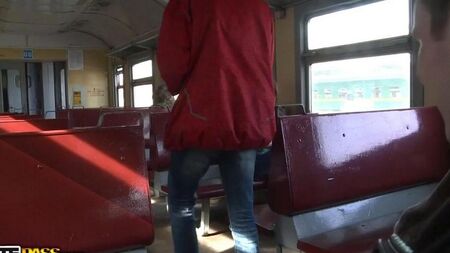Le ramassage dans le train se terminait dans un gangbang fait maison