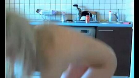 Young se masturbe la vierge dans le chat vidéo