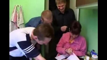 Mère russe et trois gars en même temps