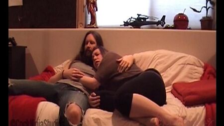 Le voisin a monté ma jeune sœur dans toutes les poses