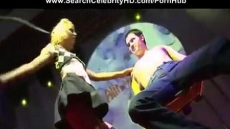 Spectacle de porno dans le club