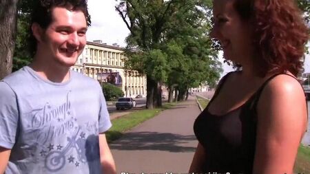 J'ai enlevé la fille dans le parc et j'ai commencé à baiser dans la voiture