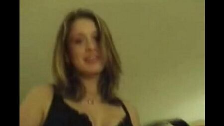 Lèche doucement la tête d'un membre à un homme