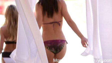 La fille regarde le gars baise sa mère