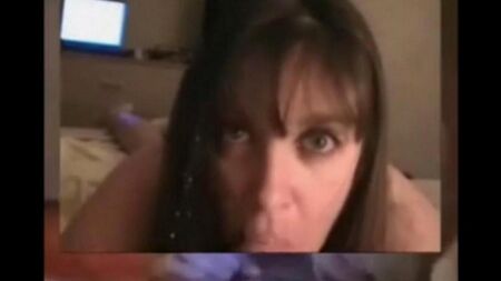 La pipe à la maison s'est toujours terminée par un coup de sperme au visage