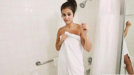 Beauté nue dans la douche et sexe de la première personne