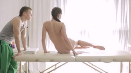 La beauté de Nina baisée sur la table de massage