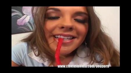 Belle brune baise doucement dans le porno