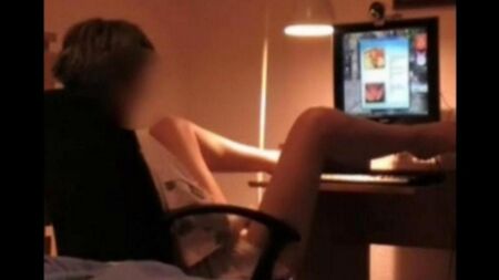 Devant la webcam, je mets ma chatte pour une critique générale