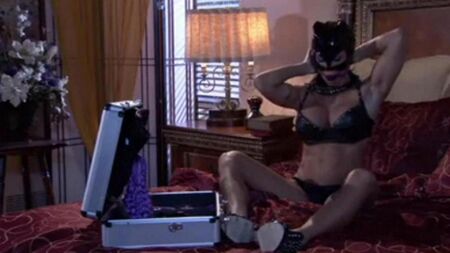 Jeu BDSM avec une maîtresse adulte