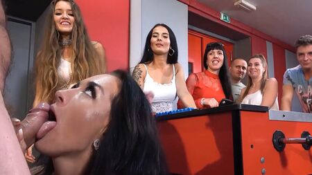 Eh bien, les filles, laquelle d'entre vous me ravira avec un trou aujourd'hui?