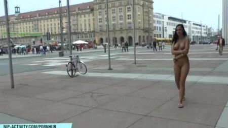 Naked Chick marche dans les rues de la ville