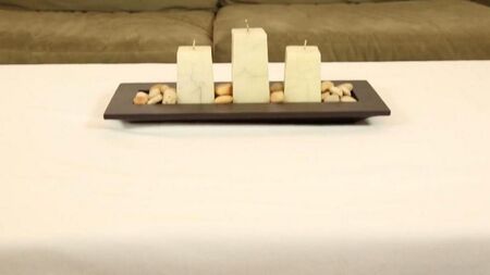 Chloe amur doigté le client sous la table de massage