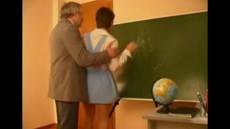 Le vieil professeur a séduit et baisé un élève