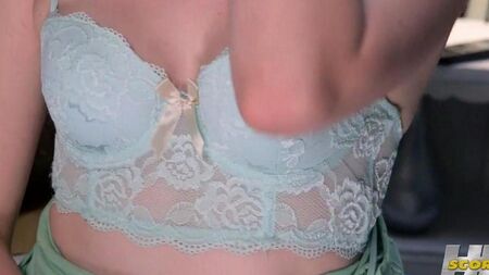 Pousse les doigts dans la chatte