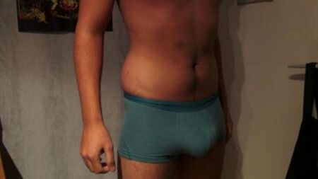 Un homme tire avec des spermatozoïdes dans son slip de surexcitation