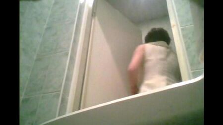 Caméra cachée dans les toilettes avec un diplômé