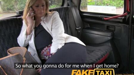 Sexe dans une voiture avec une blonde