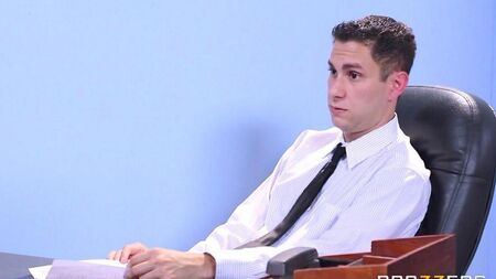Deux poussins se sont rendus à un homme lors d'une interview
