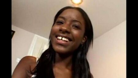 Une jeune femme noire se déchire blanche