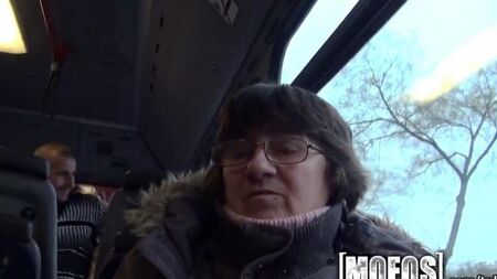 Directement dans le bus baisé la fille dans le cul