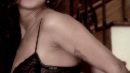 Sexe avec une nana chic dans les menottes