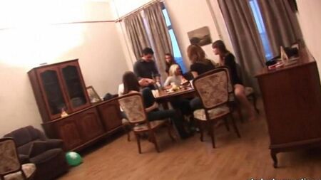 Les étudiants russes ont organisé un gangbang lors d'une fête