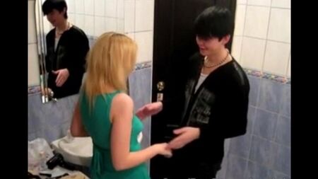 Blonde suce et baise dans les toilettes