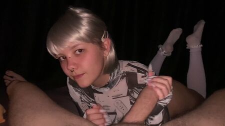 Dès que le membre a frappé les mains, comme une pute s'est comportée