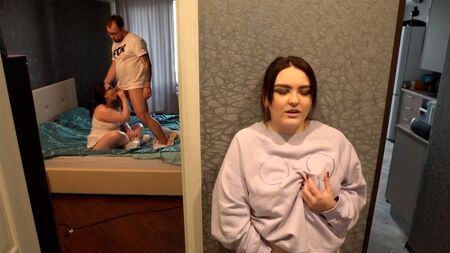 Ils baisent là-bas, et ma chatte est en excitation