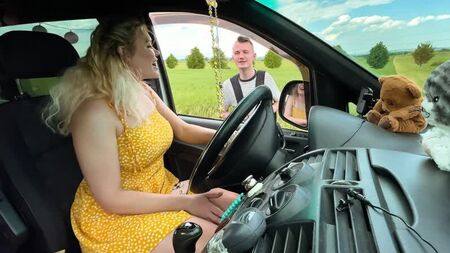 Ici, il semble une fille dans le rôle d'un cick-up