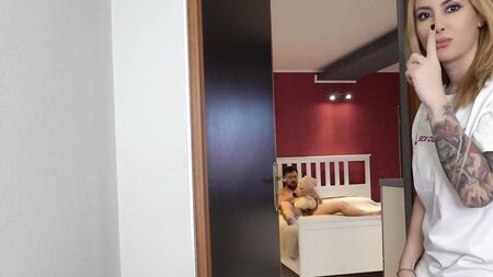 Il a ruiné la surprise de son anniversaire et a baisé son cadeau!