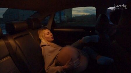 Blonde inondable avec de longues jambes joue dans la voiture