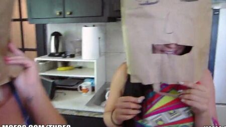 Mettez les sacs de filles sur la tête