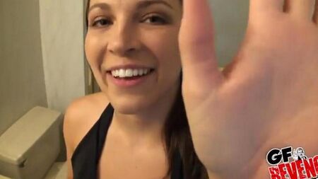 Beau sexe rapide dans la salle de bain