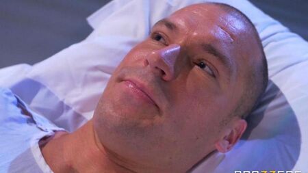 L'infirmière a donné au patient pour sucer un seins
