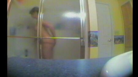 Sœur prend une douche, ne connaissant pas la cellule cachée