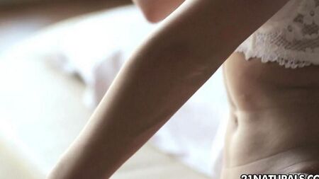 La magnifique blonde est engagée dans la masturbation