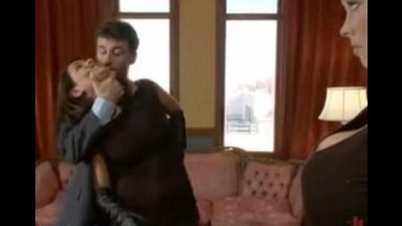 Punition d'une femme et de femmes de chambre dans le style du BDSM