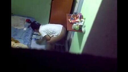 Caméra cachée installée dans la salle des femmes dans l'auberge