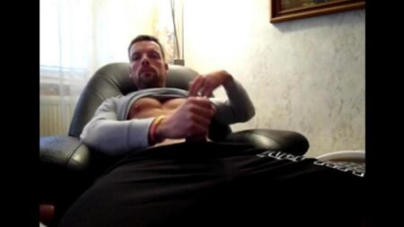 40 ans est assis dans un fauteuil et en sortant un membre a commencé à se branler