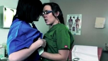 Les lesbiennes poilues lèchent les chattes dans la pose 69