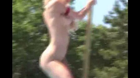 Naked in Public effectue un strip-tease