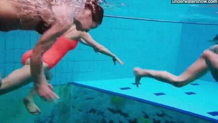 Caméra cachée photographié des filles nues dans la piscine