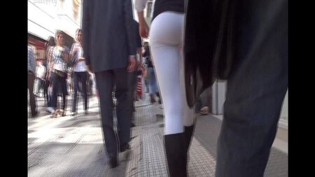 La caméra suit le cul argentin juteux